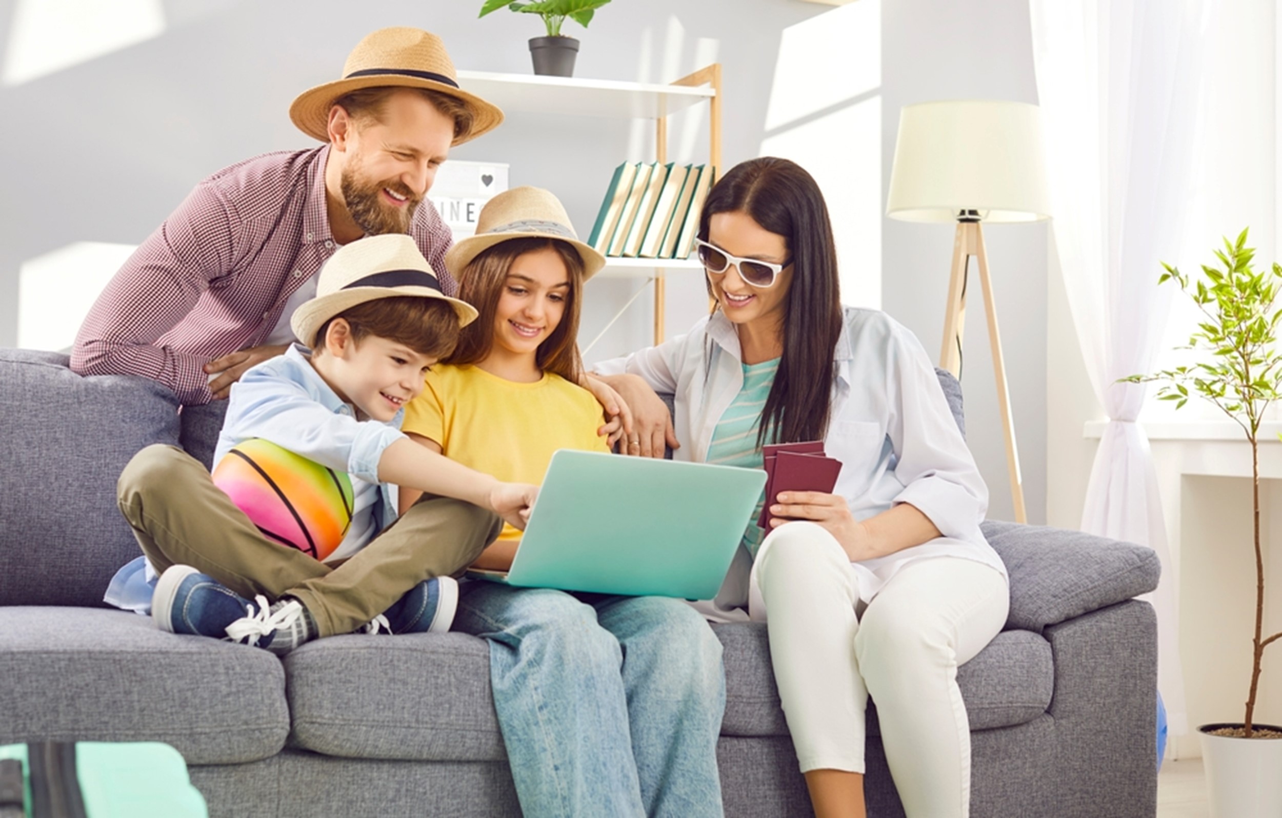un cuplu fericit care profita de ofertele early booking